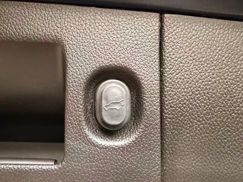 Used 2017 Cadillac Escalade Luxury AWD/4WD image 13