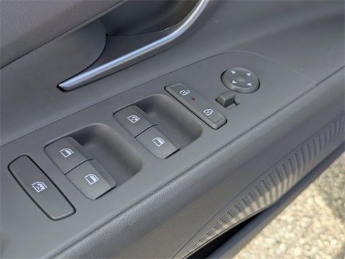 Used 2024 Hyundai Elantra SEL image 12