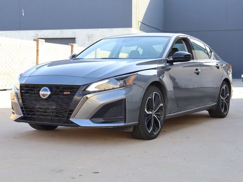 Used 2025 Nissan Altima 2.5 SR FWD image 2