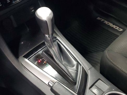 Used 2018 Toyota Corolla LE FWD image 34