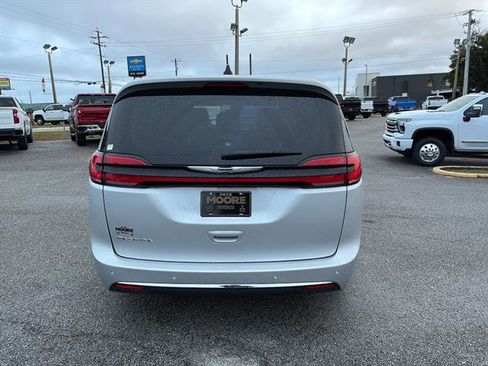 Used 2024 Chrysler Pacifica Touring-L image 6