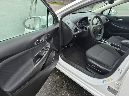 Used 2018 Chevrolet Cruze LT w/ Convenience Package image 20