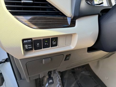 Used 2017 Toyota Sienna XLE w/ XLE Navigation Package AWD/4WD image 59