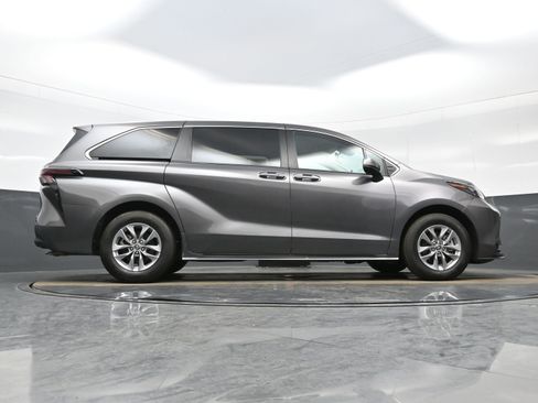 Used 2024 Toyota Sienna LE image 34