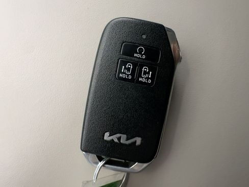 Used 2022 Kia Carnival LX image 29