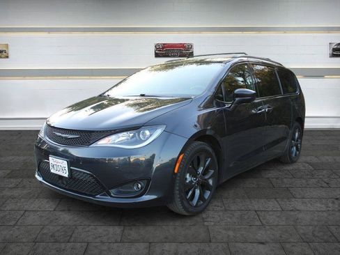 Used 2020 Chrysler Pacifica Touring-L Plus w/ Advanced Safetytec Group FWD image 3