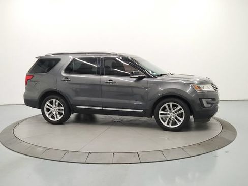 Used 2017 Ford Explorer XLT w/ Equipment Group 202A FWD image 9