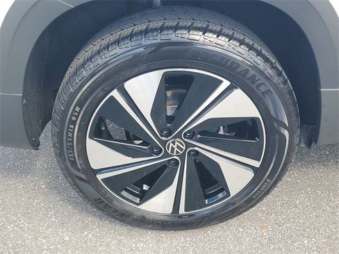 Certified 2025 Volkswagen Taos SE w/ Panoramic Sunroof Package image 5