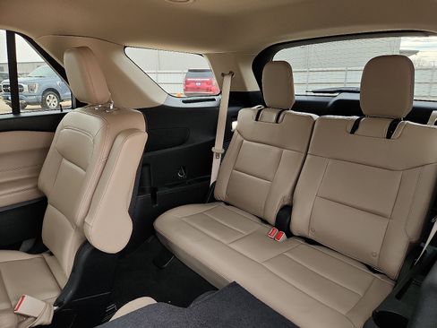 Used 2022 Ford Explorer XLT w/ Equipment Group 202A image 9