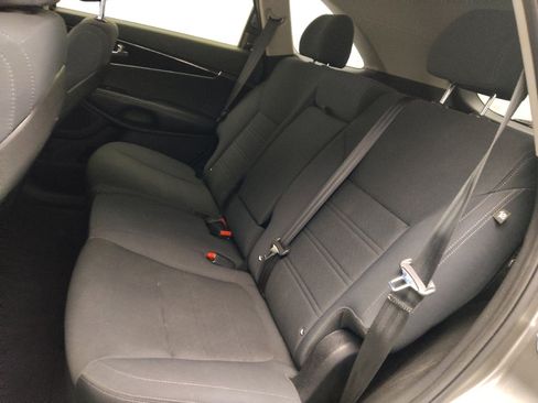 Used 2017 Kia Sorento LX image 18