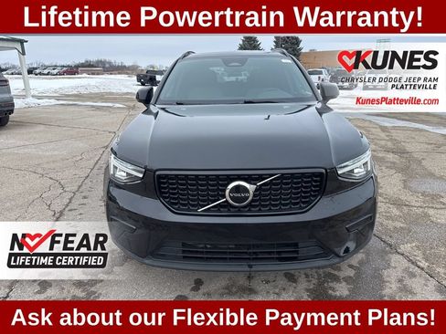 Used 2024 Volvo XC40 B5 Core AWD/4WD image 3
