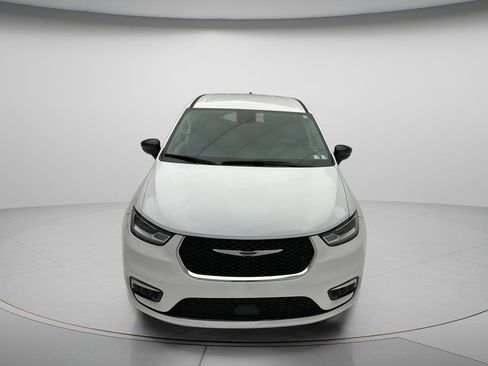Used 2024 Chrysler Pacifica Touring-L FWD image 2