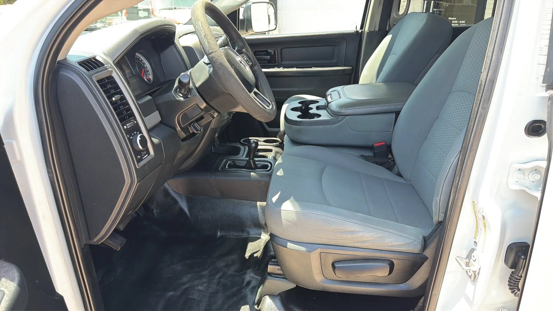 Used 2018 RAM 3500 Tradesman w/ Chrome Appearance Group AWD/4WD image 8