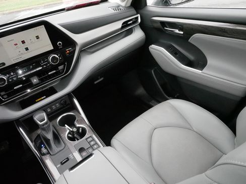 Used 2023 Toyota Highlander Limited image 11