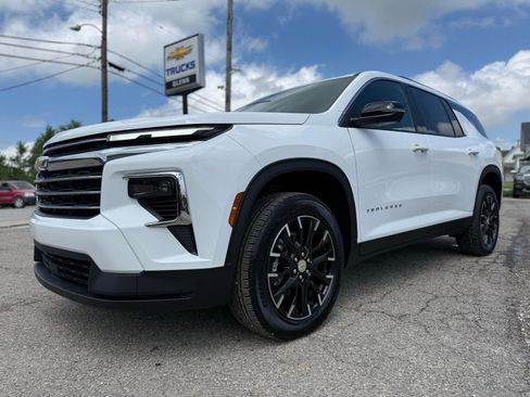 New 2026 Chevrolet Traverse LT w/ Sun and Wheel Package AWD/4WD image 2