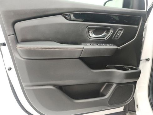 Used 2025 Honda Pilot TrailSport image 19