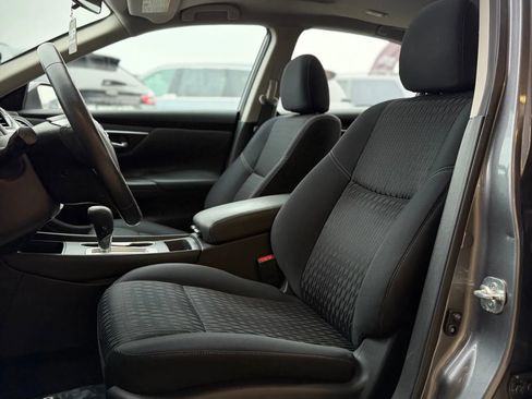 Used 2017 Nissan Altima 2.5 SV w/ Interior Lighting Package image 2