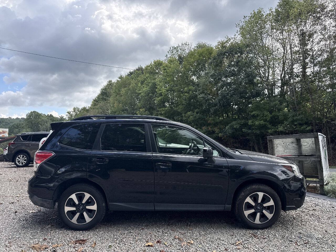 Used 2017 Subaru Forester 2.5i Premium w/ Popular Package #2A AWD/4WD image 2