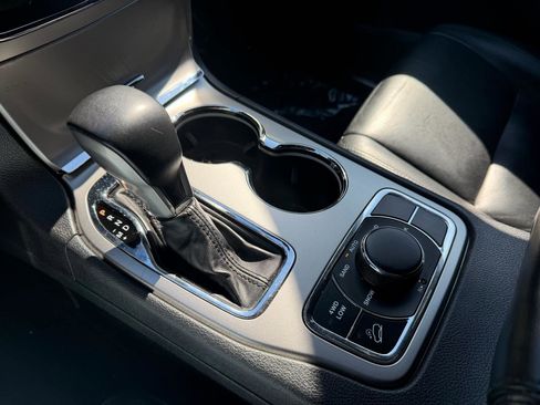 Used 2018 Jeep Grand Cherokee Limited image 16