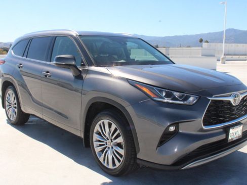 Used 2022 Toyota Highlander Platinum AWD/4WD image 2
