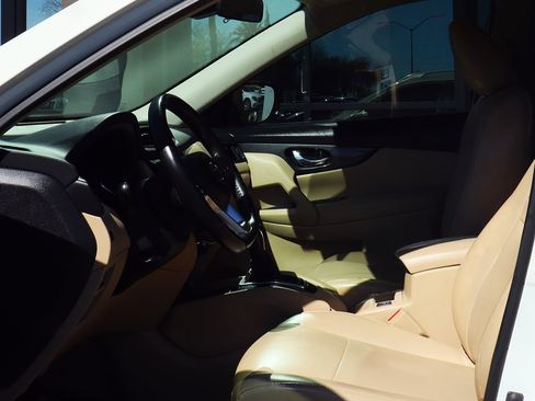 Used 2019 Nissan Rogue SV image 38