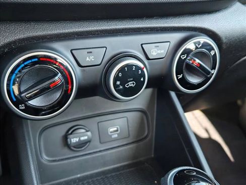 Used 2021 Hyundai Venue SE image 17