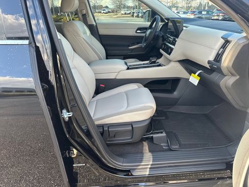 New 2026 Nissan Pathfinder SL image 13