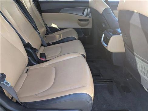 Used 2024 Kia Carnival LX image 21