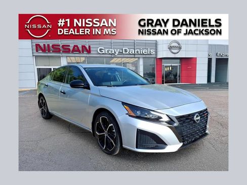 Used 2024 Nissan Altima 2.5 SR w/ SR Premium Package FWD image 1