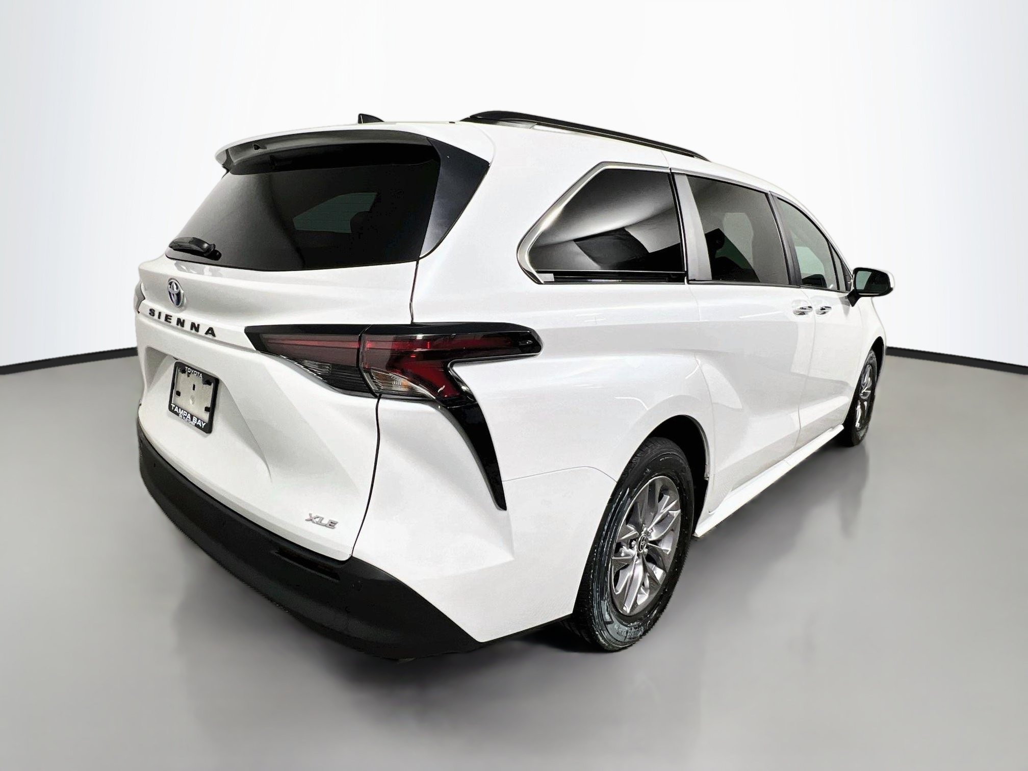 Used 2025 Toyota Sienna XLE FWD image 4
