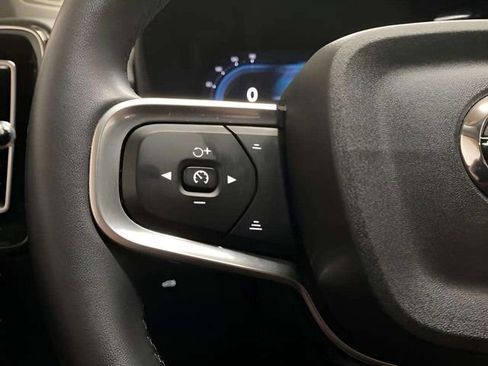 Used 2025 Volvo XC40 B5 Plus image 30