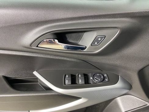Used 2025 Chevrolet Trax LS w/ LS Convenience Package FWD image 13