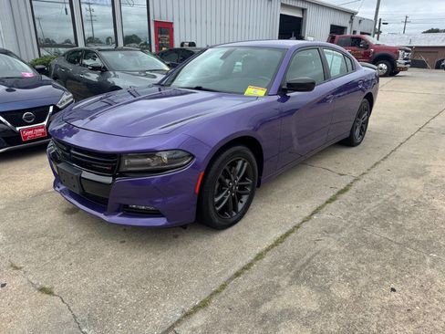 Used 2019 Dodge Charger SXT w/ Blacktop Package image 2