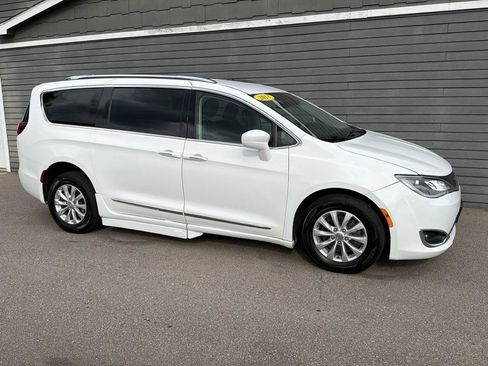 Used 2018 Chrysler Pacifica Touring-L FWD image 8