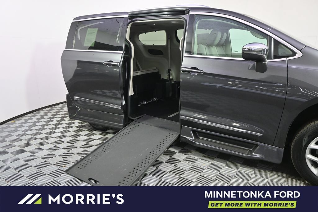 Used 2017 Chrysler Pacifica Limited FWD image 25