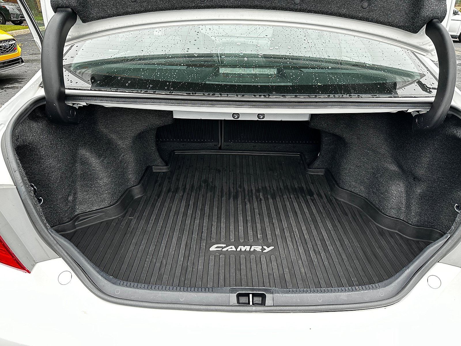 Used 2017 Toyota Camry SE w/ Moonroof Package FWD image 11