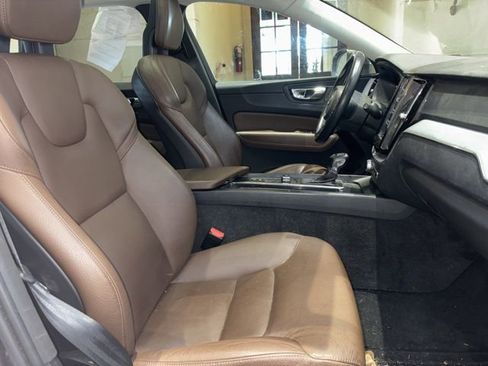 Used 2018 Volvo XC60 T5 Momentum w/ Vision Package image 20