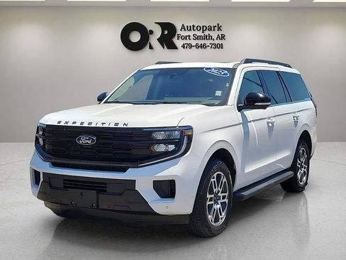 Used 2025 Ford Expedition Active AWD/4WD image 2