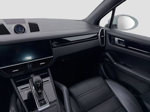 Certified 2019 Porsche Cayenne E-Hybrid AWD/4WD image 30