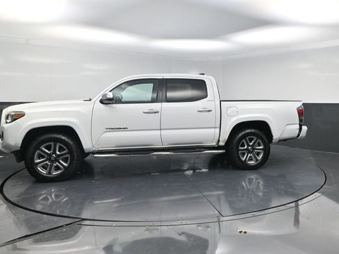 Used 2017 Toyota Tacoma Limited image 3