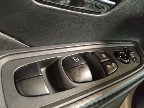 Used 2025 Nissan Versa SV FWD image 27