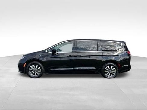Used 2024 Chrysler Pacifica Limited FWD image 4