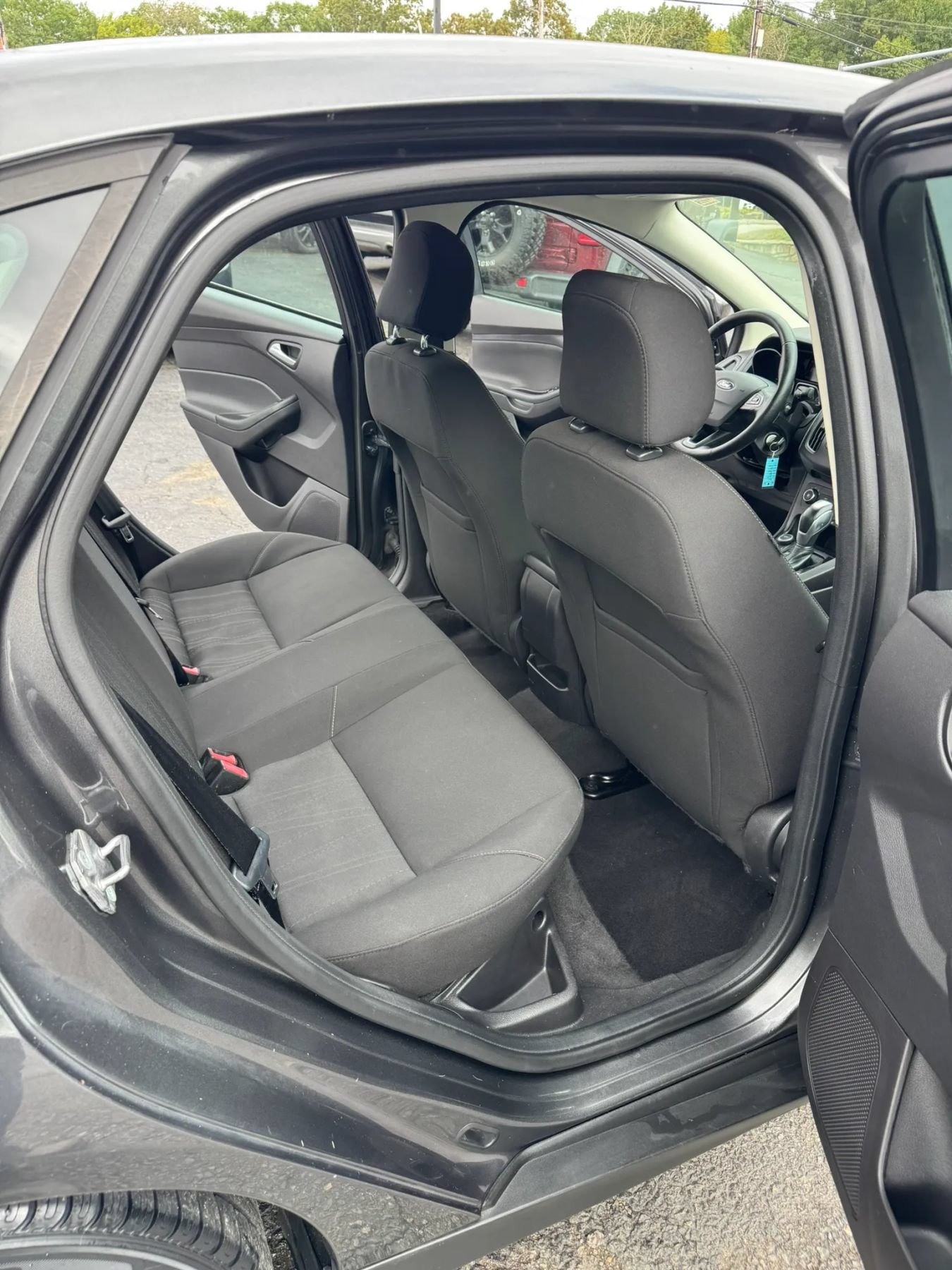 Used 2015 Ford Focus SE w/ SE Cold Weather Package FWD image 29