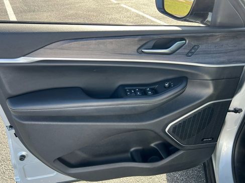 Used 2022 Jeep Grand Cherokee Limited image 11