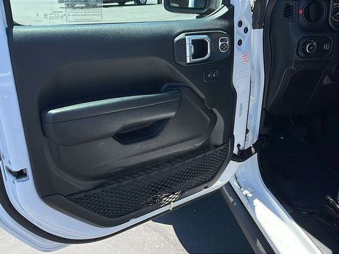 Used 2025 Jeep Wrangler Unlimited Rubicon AWD/4WD image 16