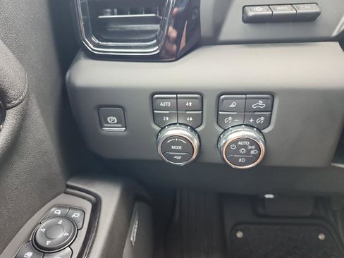 Certified 2025 GMC Sierra 1500 AT4 w/ AT4 Premium Package AWD/4WD image 25