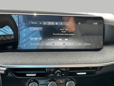 Used 2025 Nissan Kicks SV FWD image 16