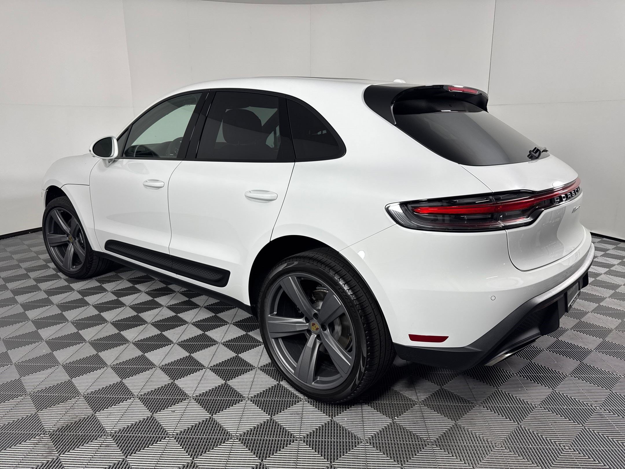 Certified 2026 Porsche Macan AWD/4WD image 3