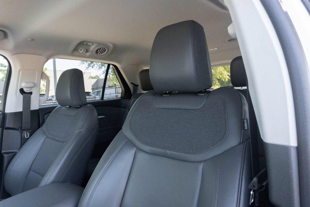 Used 2025 Ford Explorer Active w/ Active Comfort Package RWD image 20