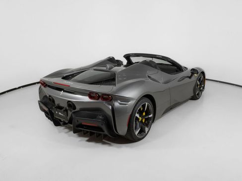 Used 2022 Ferrari SF90 Spider image 9